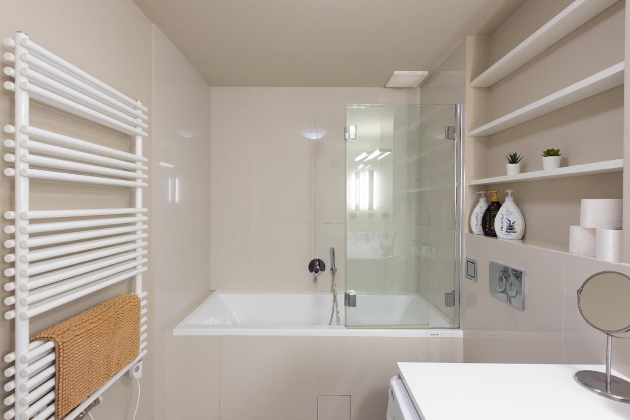 Appartamento New Luxury Apt With Ac&Parking In The Center Of Praga Esterno foto